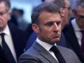 El presidente de Francia, Emmanuel Macron, observa antes de la inauguración de la nueva estación de metro Saint-Denis Pleyel