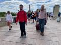 Turistas en el Puente Romano