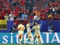Ferran Torres festeja junto a sus compañeros el primer gol de España