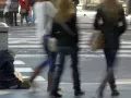 Un mendigo pide limosna ante la indiferencia de los transeúntes