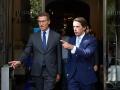 El presidente del PP, Alberto Núñez Feijóo (i), y el expresidente del Gobierno de España José María Aznar (d) a su salida de la clausura el Campus FAES 2023