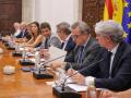 Constitución de la mesa de la automoción, con Carlos Mazón en el centro de la imagen