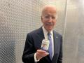 Biden junto a su bebida