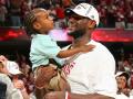 LeBron James junto a su hijo Bronny, hace unos años