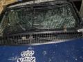 Los cristales de la patrulla quedaron destrozados
