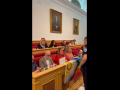 Un agente de la Policía Local de Toledo retira la bandera LGTB del Ayuntamiento