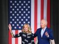 El presidente Joe Biden y la primera dama de EE.UU. Jill Biden en un acto de campaña
