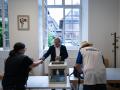 Votantes franceses emiten su voto en la primera vuelta de las elecciones legislativas