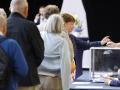 Una mujer emite su voto en Le Touquet en la primera vuelta de las legislativas de Francia