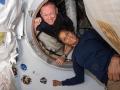 Los astronautas 'Butch' Wilmore y 'Suni' Williams posan para una foto el 13 de junio de 2024 en la EEI