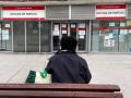 Una persona espera en las inmediaciones de una Oficina de Empleo en Madrid