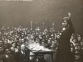 María Rosa Urraca hablando en el mitin del frontón Euskal Jai de  Pamplona, enero 1932