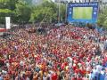 Varios madrileños ven un partido de la selección española en una pantalla gigante