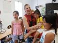 Eva Contador, con los niños de la escuela de verano