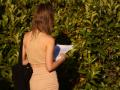 Una estudiante repasa sus apuntes antes de comenzar un examen