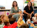 Ayuso en una visita a un colegio en Madrid