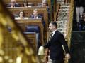 Santiago Abascal pasa delante de los escaños de Alberto Nuñez Feijóo y Cuca Gamarra en una sesión de control al Gobierno