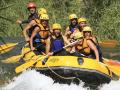 Imagen de un grupo haciendo piragüismo en un río de la Comunidad Valenciana