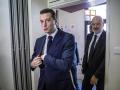 Garches (France), 30/06/2024.- French far-right party National Rally (RN) President Jordan Bardella (L) prepares to cast his vote at an electronic polling station in the first round of the parliamentary elections, in Garches, near Paris, France, 30 June 2024. France on 30 June holds the first round of snap parliamentary elections called by President Emmanuel Macron, after dissolving the National Assembly on 09 June 2024. (Elecciones, Francia, Jordania) EFE/EPA/CHRISTOPHE PETIT TESSON