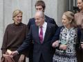Don Juan Carlos con las Infantas Elena y Cristina, el pasado abril en Madrid
