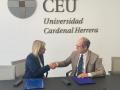 La consejera de Justicia e Interior de la Generalitat Valenciana estrecha la mano del rector de la CEU UCH
