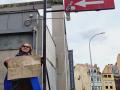 Pilar, a la puerta de la sede socialista de Coruña
