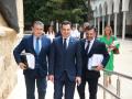 El presidente de la Junta, Juanma Moreno, acompañado del consejero de la Presidencia, Antonio Sanz (izq.), y el portavoz parlamentario del PP andaluz, Toni Martín, con la sentencia del caso ERE bajo el brazo