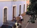 Un Erasmus italiano se despide del músico callejero que tocaba cerca de su casa