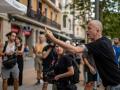 Un manifestante contra el turismo en Barcelona realiza una peineta, el pasado 6 de julio