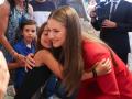 Una niña portuguesa abraza a la Princesa de Asturias en la puerta del Oceanário de Lisboa