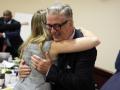 BValdwin celebra su victoria en el juicio