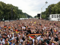 Miles de aficionados alemanes siguen el partido de su selección contra Hungría de la Eurocopa de fútbol a través de una pantalla gigante instalada junto a la Puerta de Brandemburgo