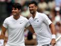 Carlos Alcaraz y Novak Djokovic posan en la foto previa a la final de Wimbledon