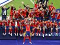 El capitán de la selección española, Álvaro Morata, levanta el trofeo como campeones de la Eurocopa