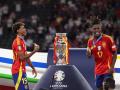 Lamine Yamal y Nico Williams recogiendo su medalla de campeones de la Eurocopa con España