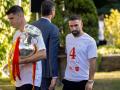 El tono serio de la cara de Carvajal tras recibir le saludo de Sánchez