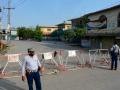 Policías hacen guardia en una calle bloqueada cerca de la base militar de Bannu, Pakistán