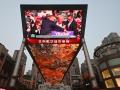 Un programa de noticias sobre el intento de asesinato del expresidente estadounidense Donald Trump se ve en una pantalla gigante en un centro comercial en Pekín
