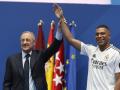 El presidente del Real Madrid, Florentino Pérez (i) durante la presentación del francés Kylian Mbappé (d)