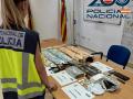Imagen del dinero y otros objetos incautados en la operación policial