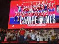 La cantante Isabel Aaiún en su actuación junto a los jugadores de la selección española durante la celebración en Cibeles