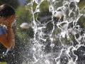 Una mujer se refresca en una de las fuentes de Córdoba
