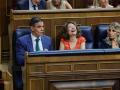 l presidente del Gobierno, Pedro Sánchez, tras intervenir este miércoles en el Congreso para presentar el plan de calidad democrática. Junto a él las vicepresidentas primera y segunda del Ejecutivo, María Jesús Montero