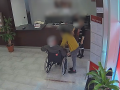 La cuidadora y el anciano víctima de la estafa
