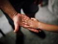Manos de padre e hijo