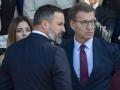 El líder de VOX, Santiago Abascal (i) y el presidente del PP, Alberto Núñez Feijóo