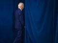 El presidente estadounidense Joe Biden sale después de hablar después de que su oponente republicano Donald Trump resultó herido tras un tiroteo