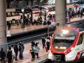 Varios pasajeros en la estación de Cercanías de Atocha
