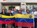 Los venezolanos reclaman su derecho al voto en el Consulado de Venezuela en Madrid