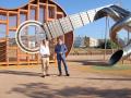 Miguel Ángel Torrico y José María bellido, con la guitarra-tobogán del nuevo parque.